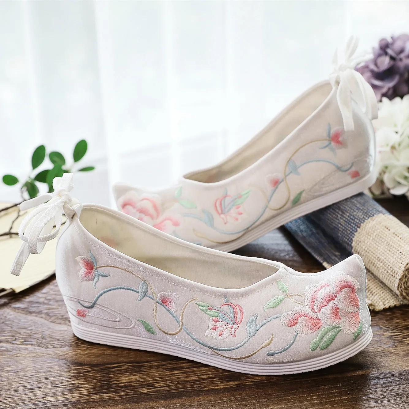 Women's Rouge Magpie Song Drifting Butterfly Ancient Canvas Shoes